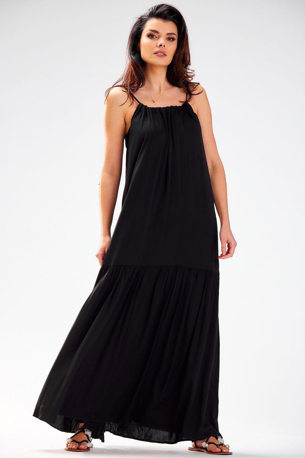 Vestido largo negro de tirantes finos y caída fluida