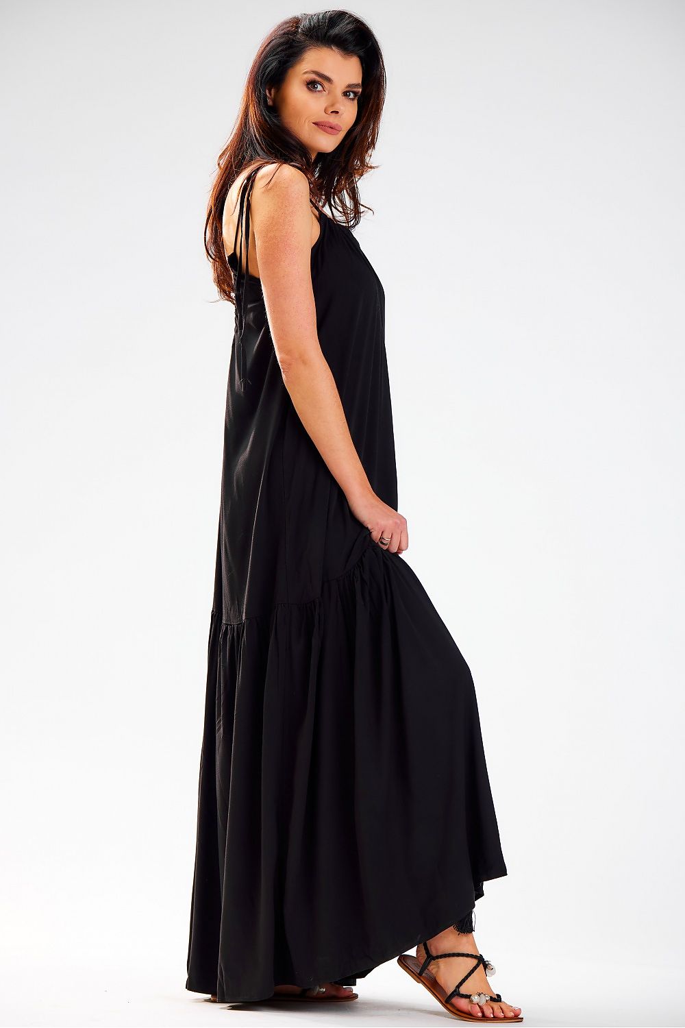 Movimiento del vestido oversize negro con volante