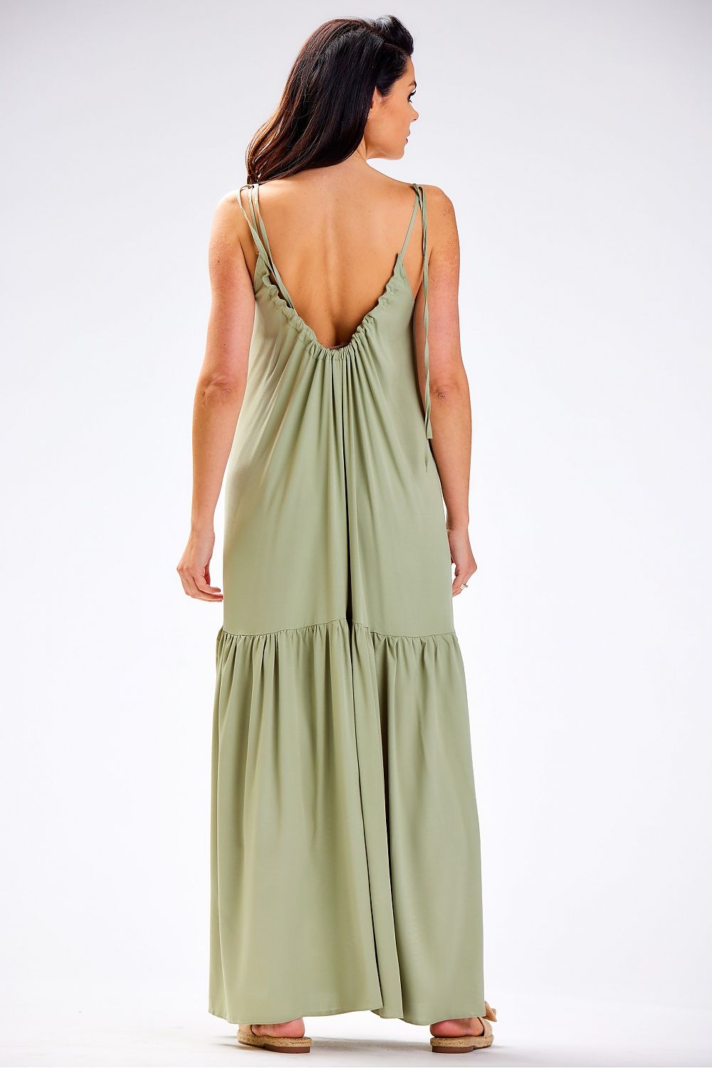 Espalda escotada de vestido largo en color verde