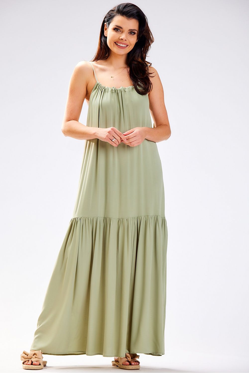 Mujer con vestido largo oversize verde con escote fruncido