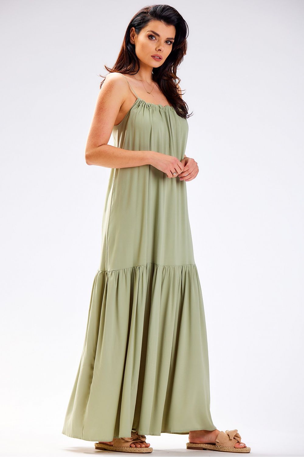 Vista lateral de vestido largo oversize color verde