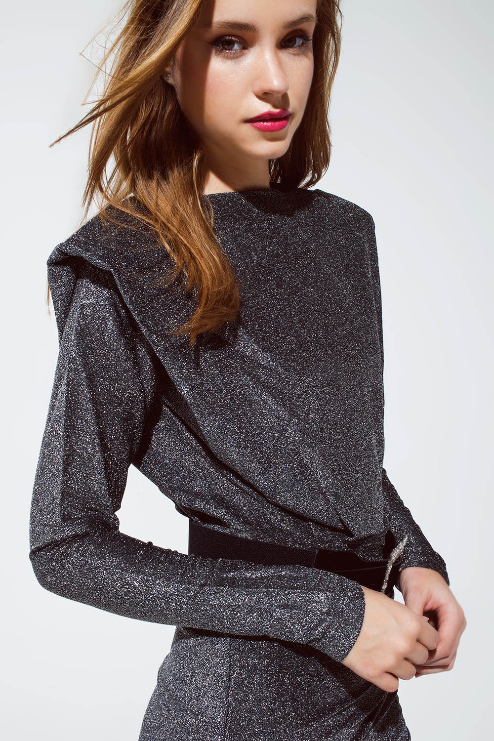 Vestido plateado brillante con detalle de espalda abierta