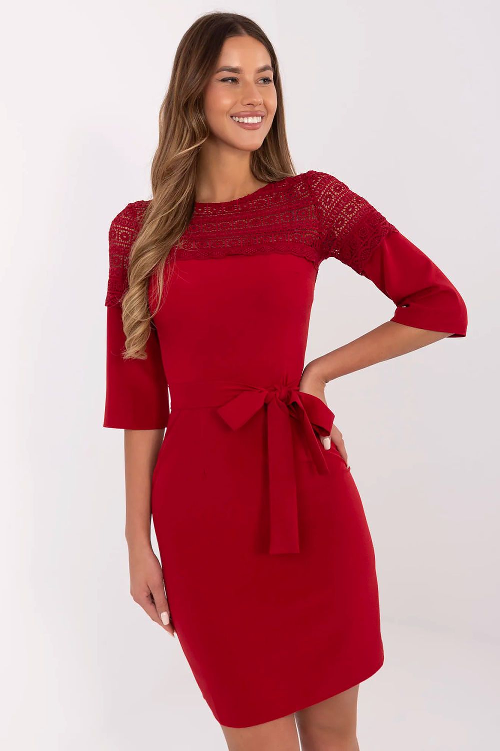 Vestido rojo con encaje en la parte superior y cinturón lazo