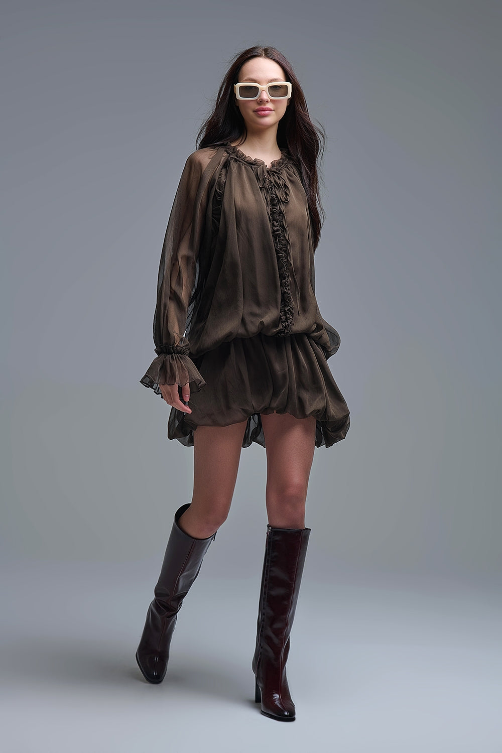 Vestido romántico de gasa marrón con cintura caída