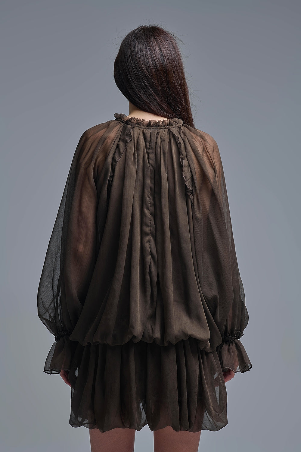 Vestido romántico de gasa marrón con cintura caída