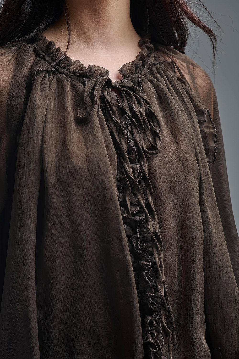 Vestido romántico de gasa marrón con cintura caída