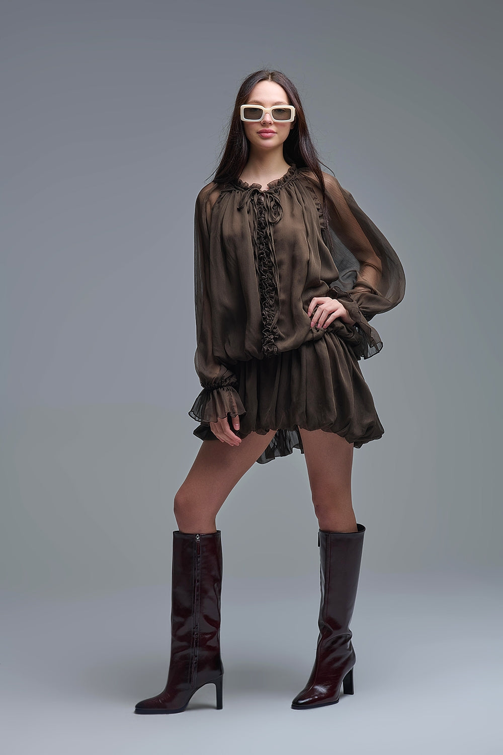 Vestido romántico de gasa marrón con cintura caída