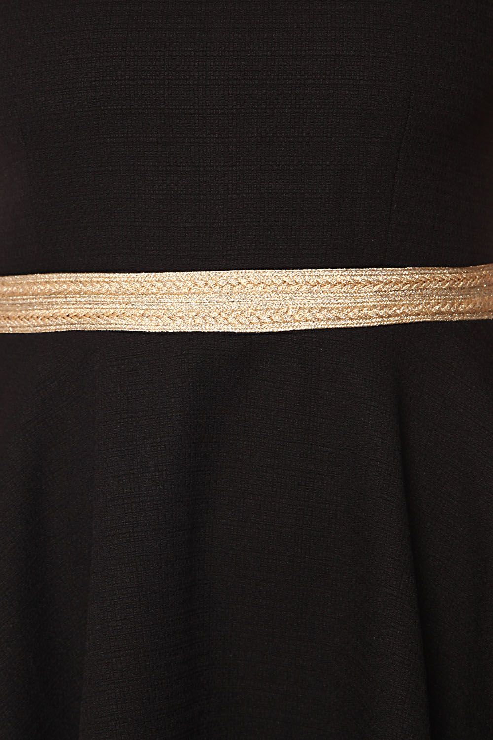 Vestido skater en tejido texturizado negro con detalle de cinturon