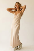 vestido lencero de satén beige con detalle fruncido en el pecho 