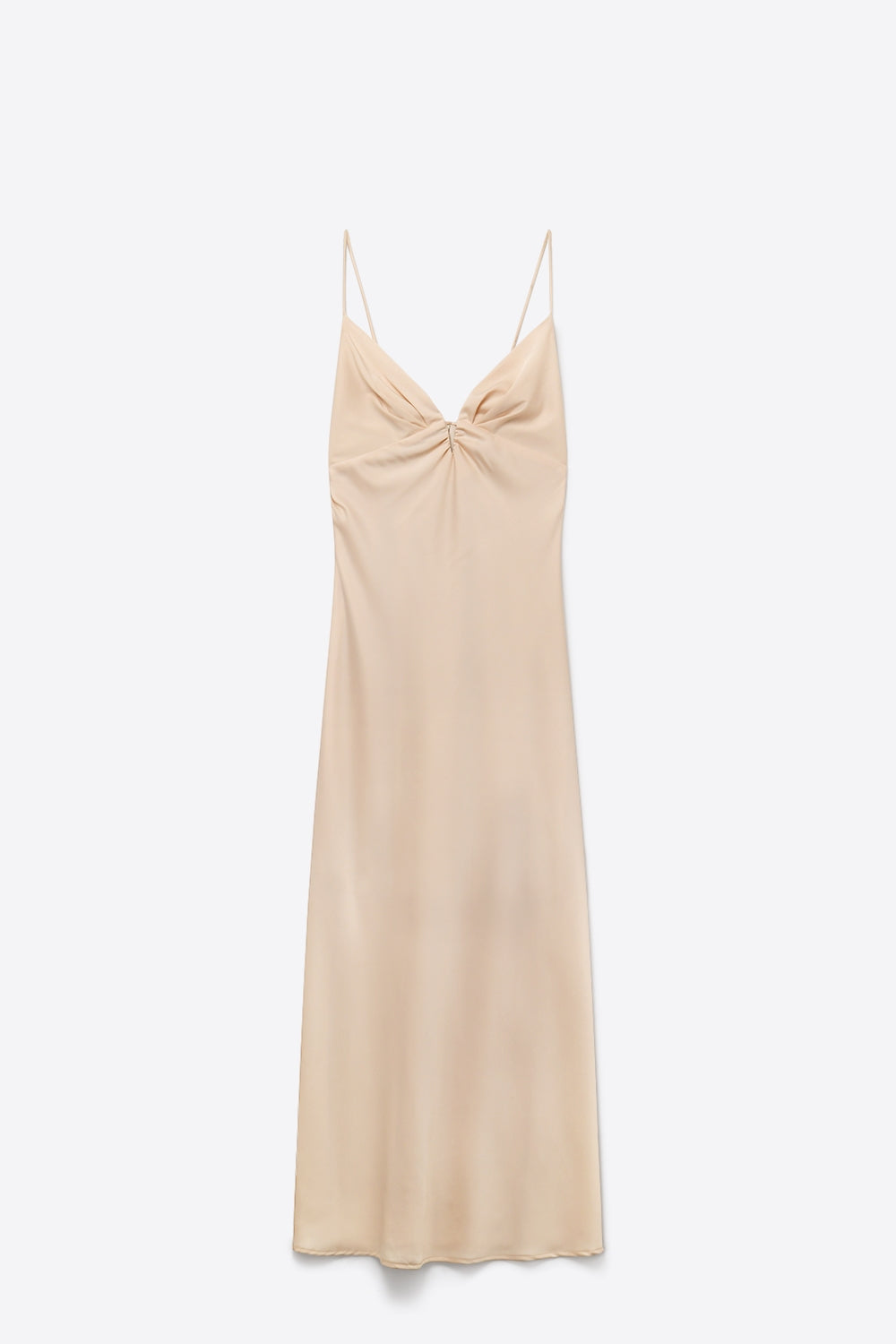 vestido lencero de satén beige con detalle fruncido en el pecho 