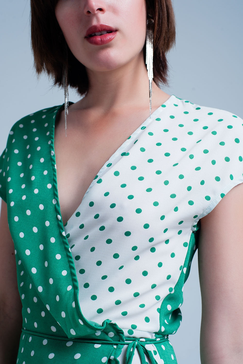 Vestido verde midi cruzado con estampado de mezcla de lunares