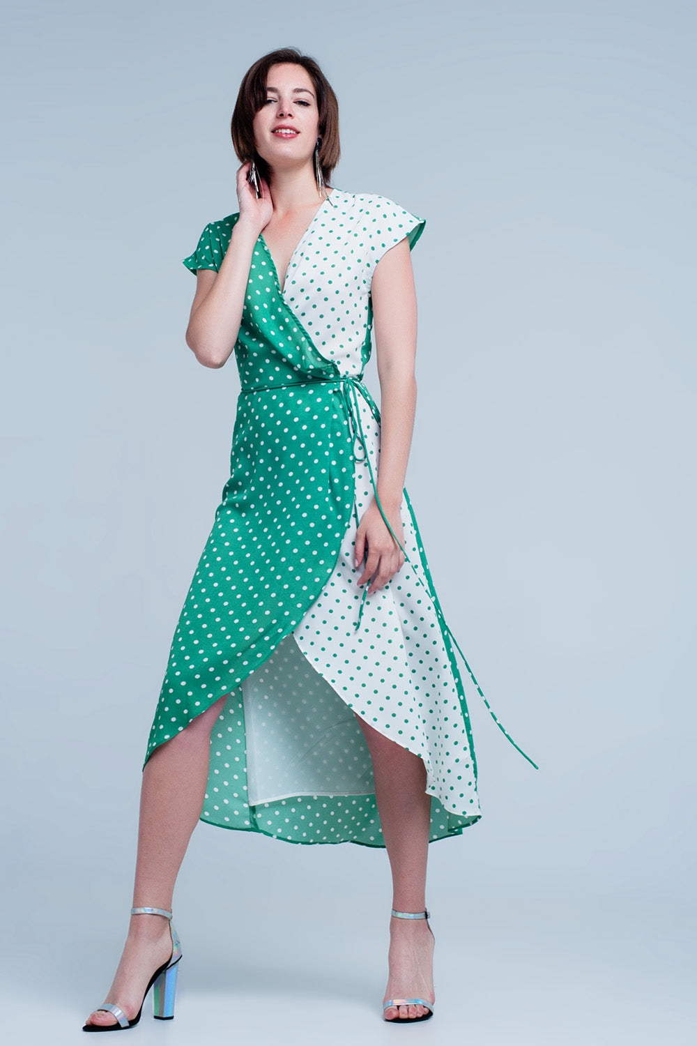 Vestido verde midi cruzado con estampado de mezcla de lunares