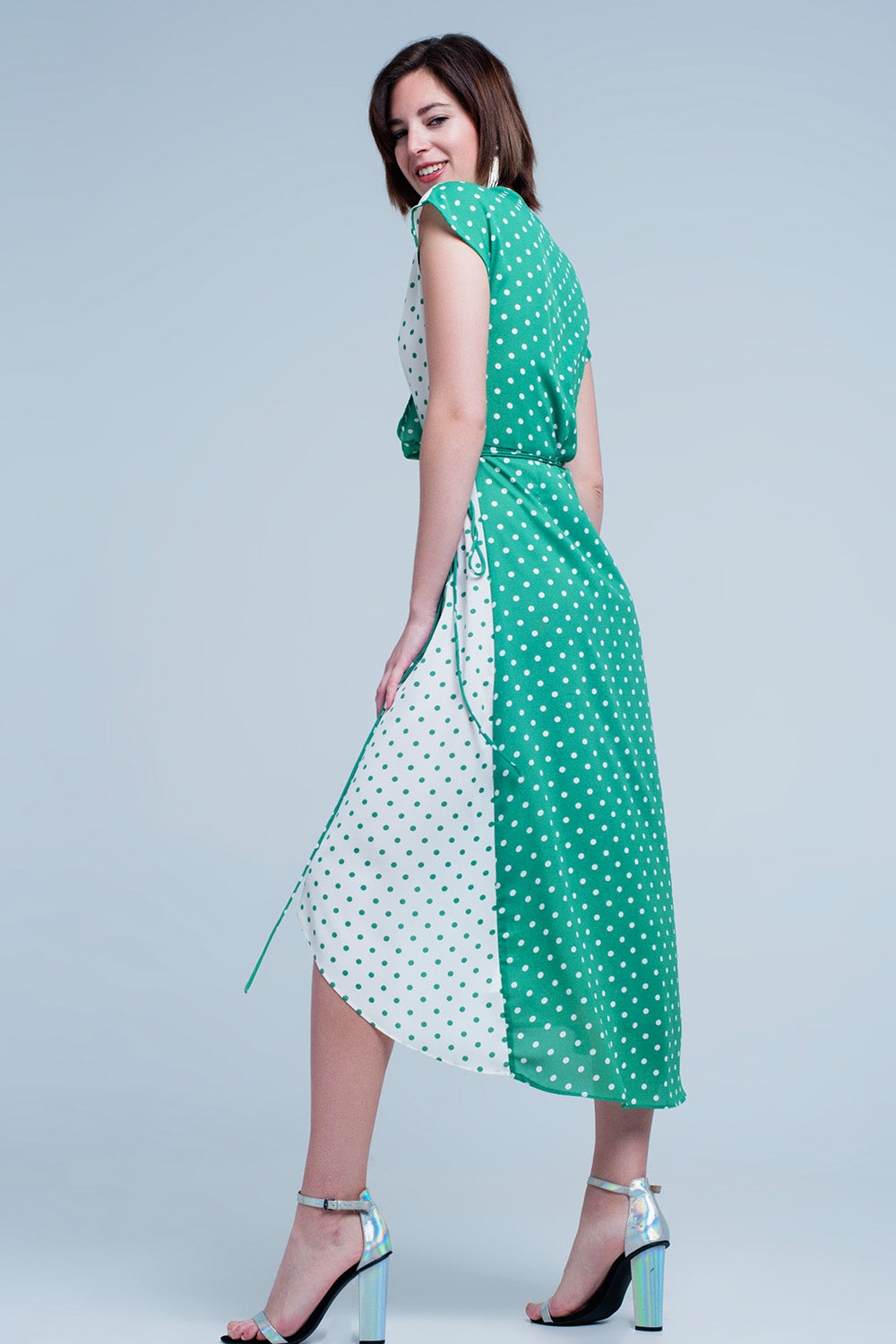 Vestido verde midi cruzado con estampado de mezcla de lunares