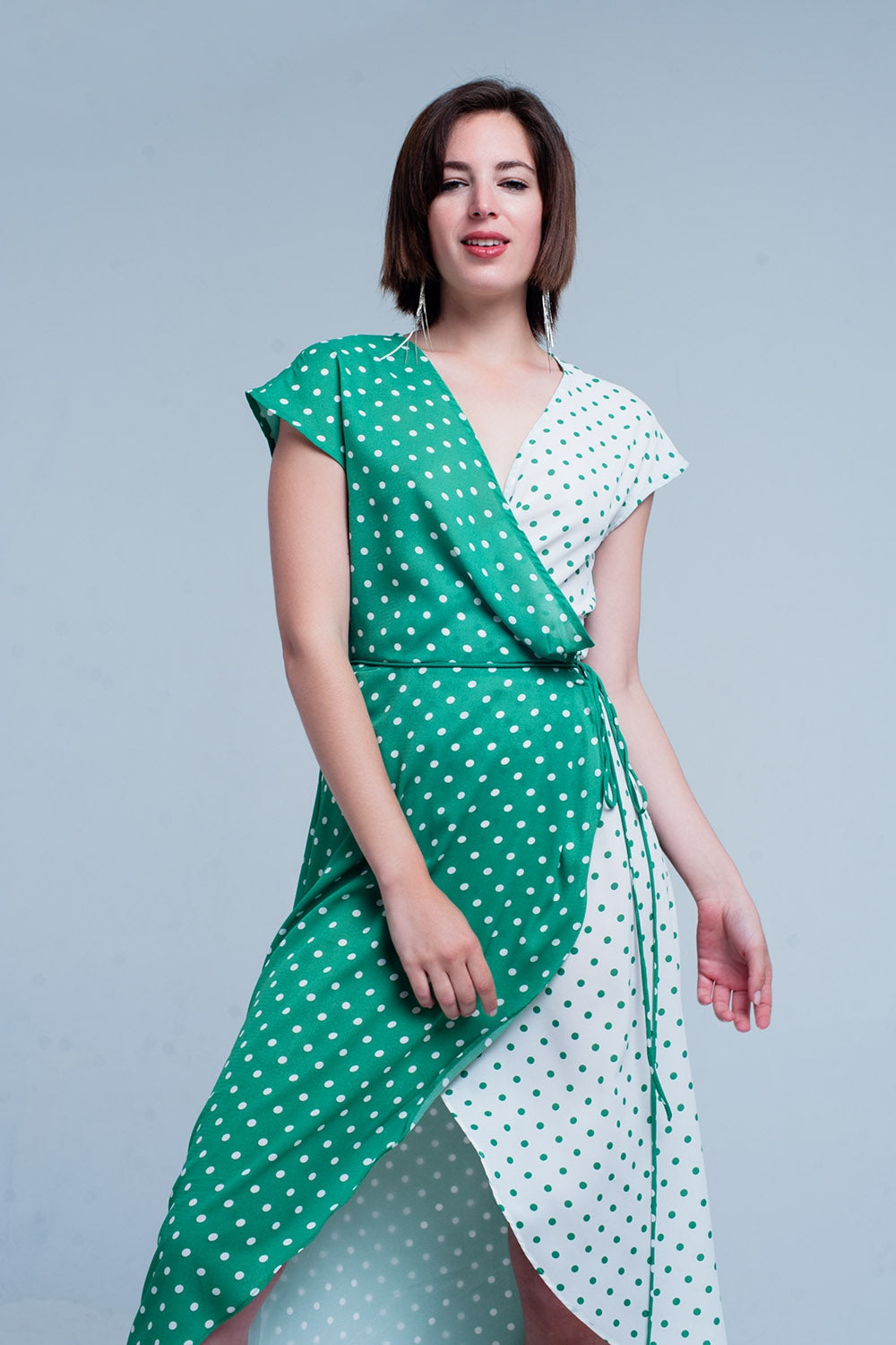 Vestido verde midi cruzado con estampado de mezcla de lunares