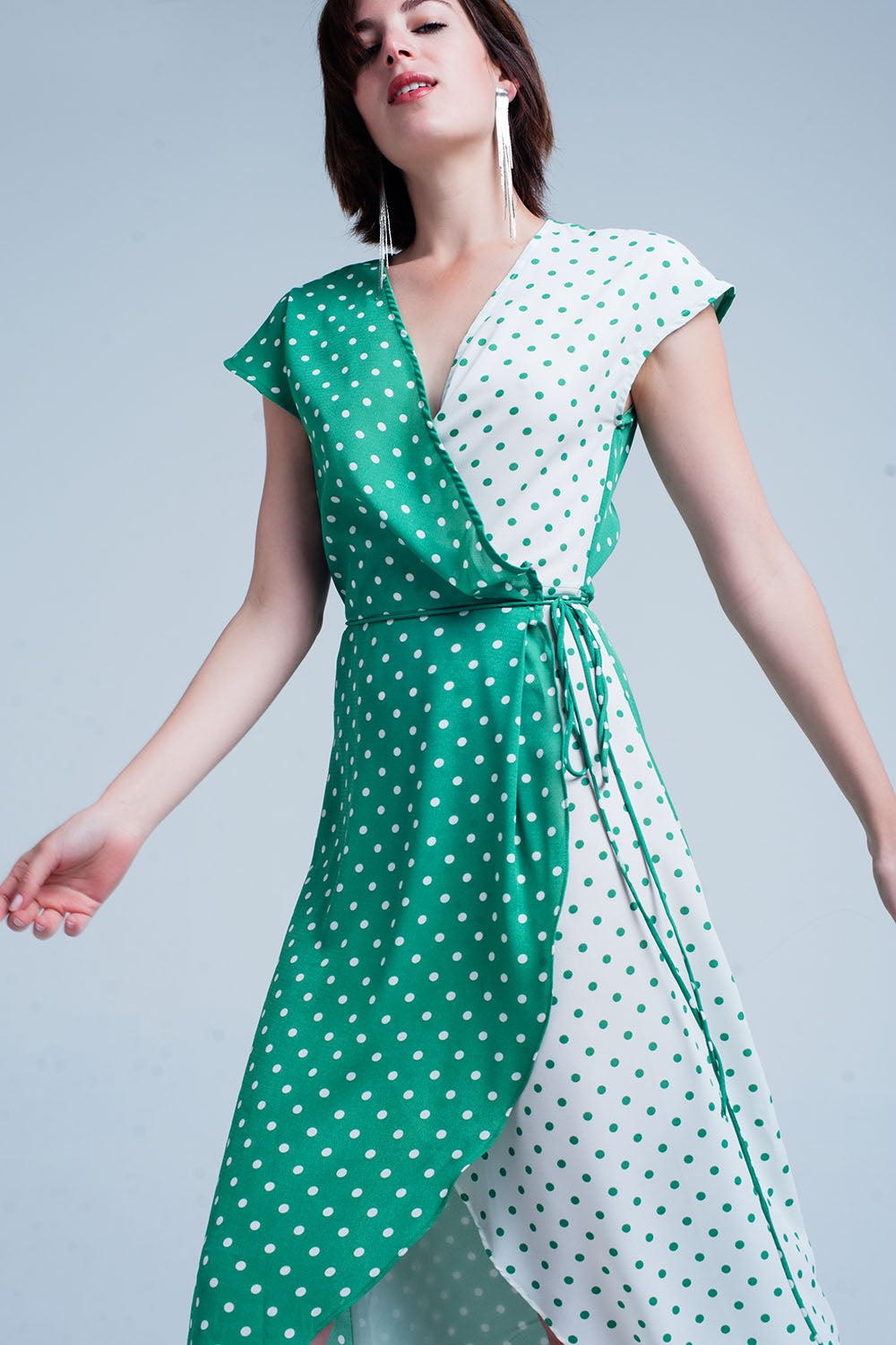 Vestido verde midi cruzado con estampado de mezcla de lunares
