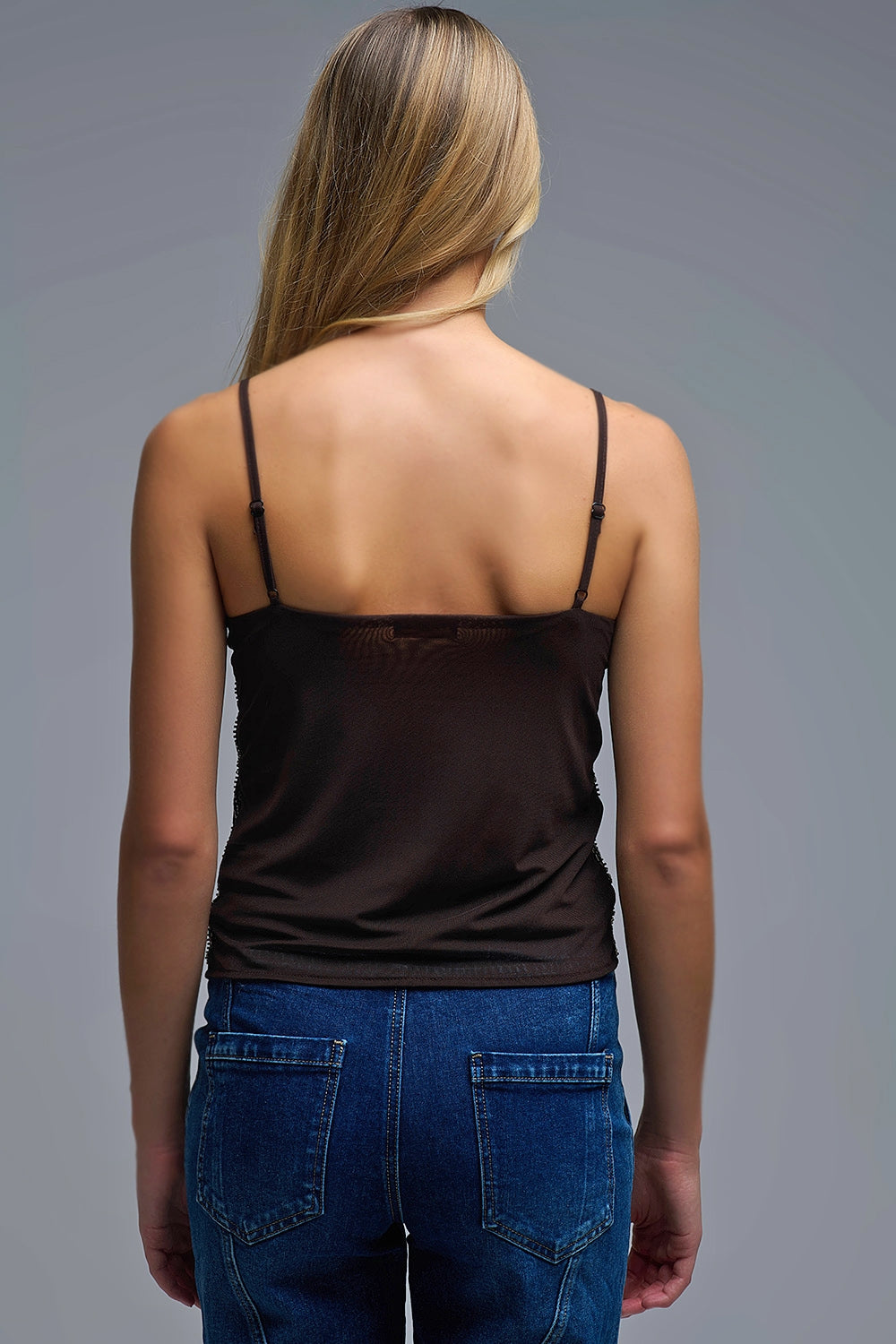 Vista trasera de un top de gasa marrón con tirantes finos y corte recto.