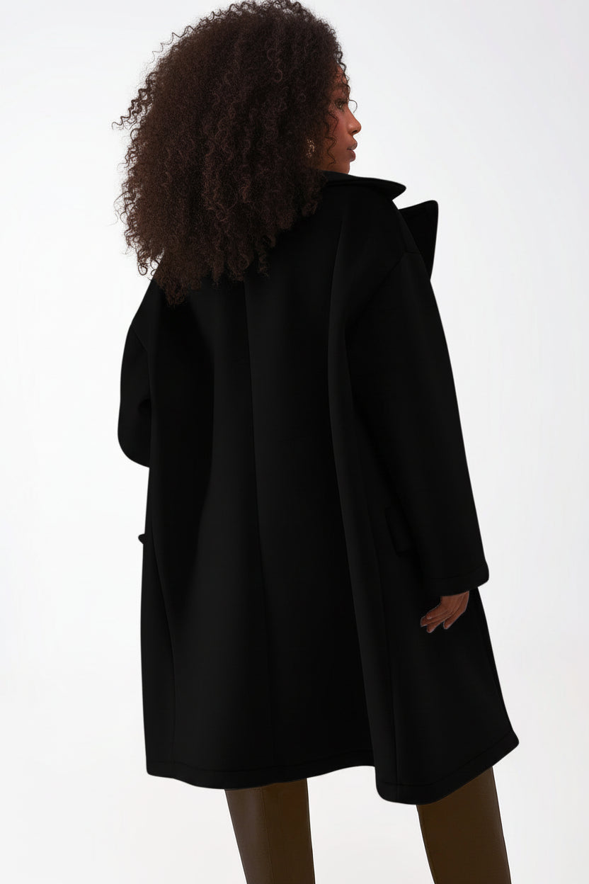 Parte trasera de nuestro abrigo negro largo de terciopelo mostrando la caída recta y el corte amplio.