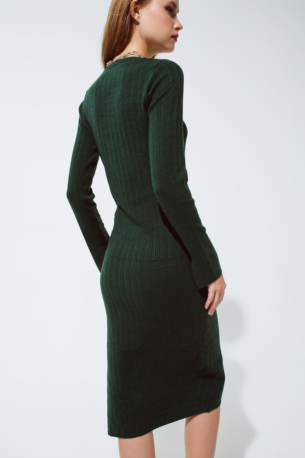 Parte trasera de un vestido midi de canalé verde oscuro mostrando el ajuste bodycon y la textura del tejido.