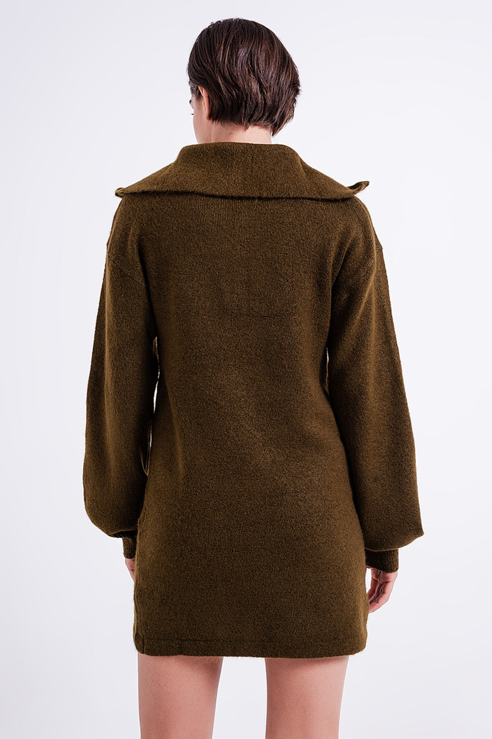 Vista trasera de vestido corto de punto verde mostrando la caída del cuello tipo solapa y el corte recto.