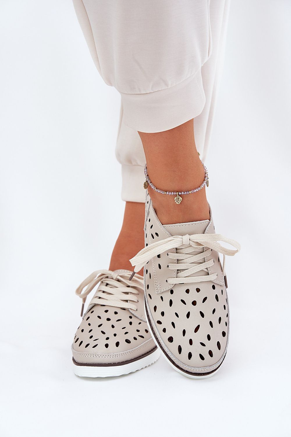 Zapatillas combinadas con pantalón beis
