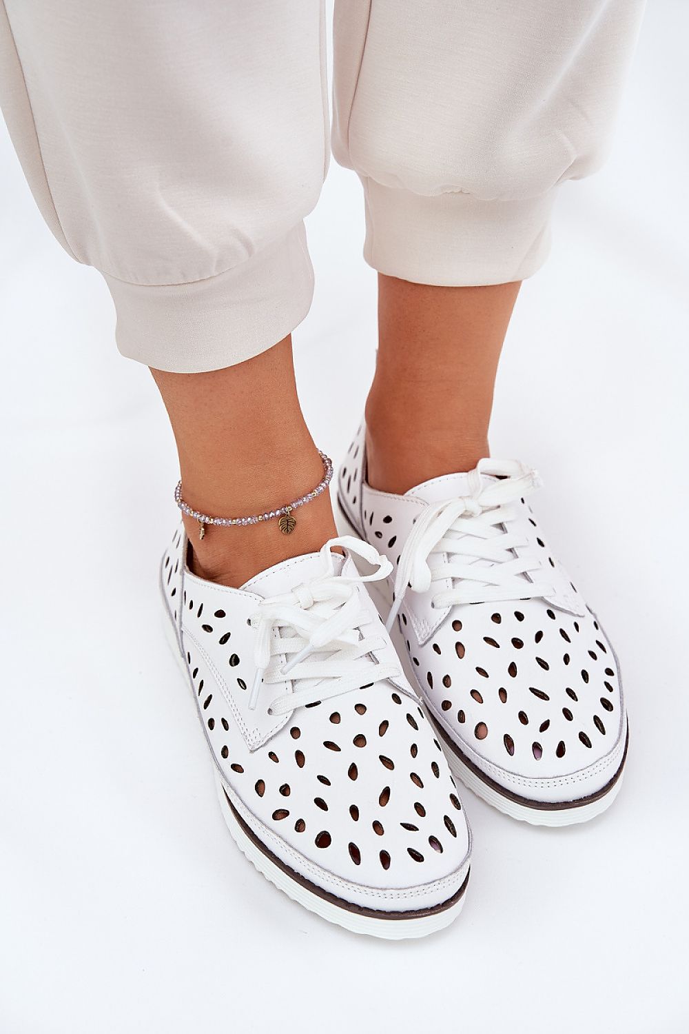 Zapatillas blancas de piel con cordones 