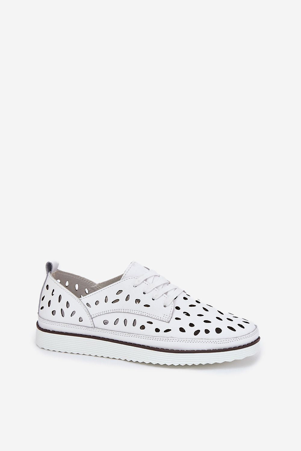 Zapatillas blancas en perfil lateral, plataforma y detalle