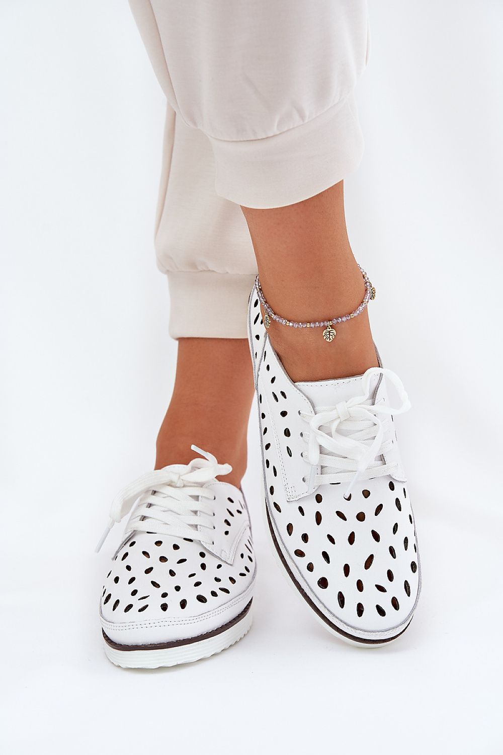 Zapatillas blancas con pantalón blanco 