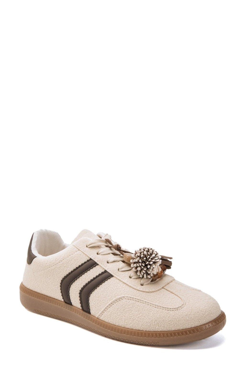Zapatillas deportivas de mujer estilo retro en ante color crema con franjas marrón chocolate, suela de goma caramelo y detalles de flores 3D.