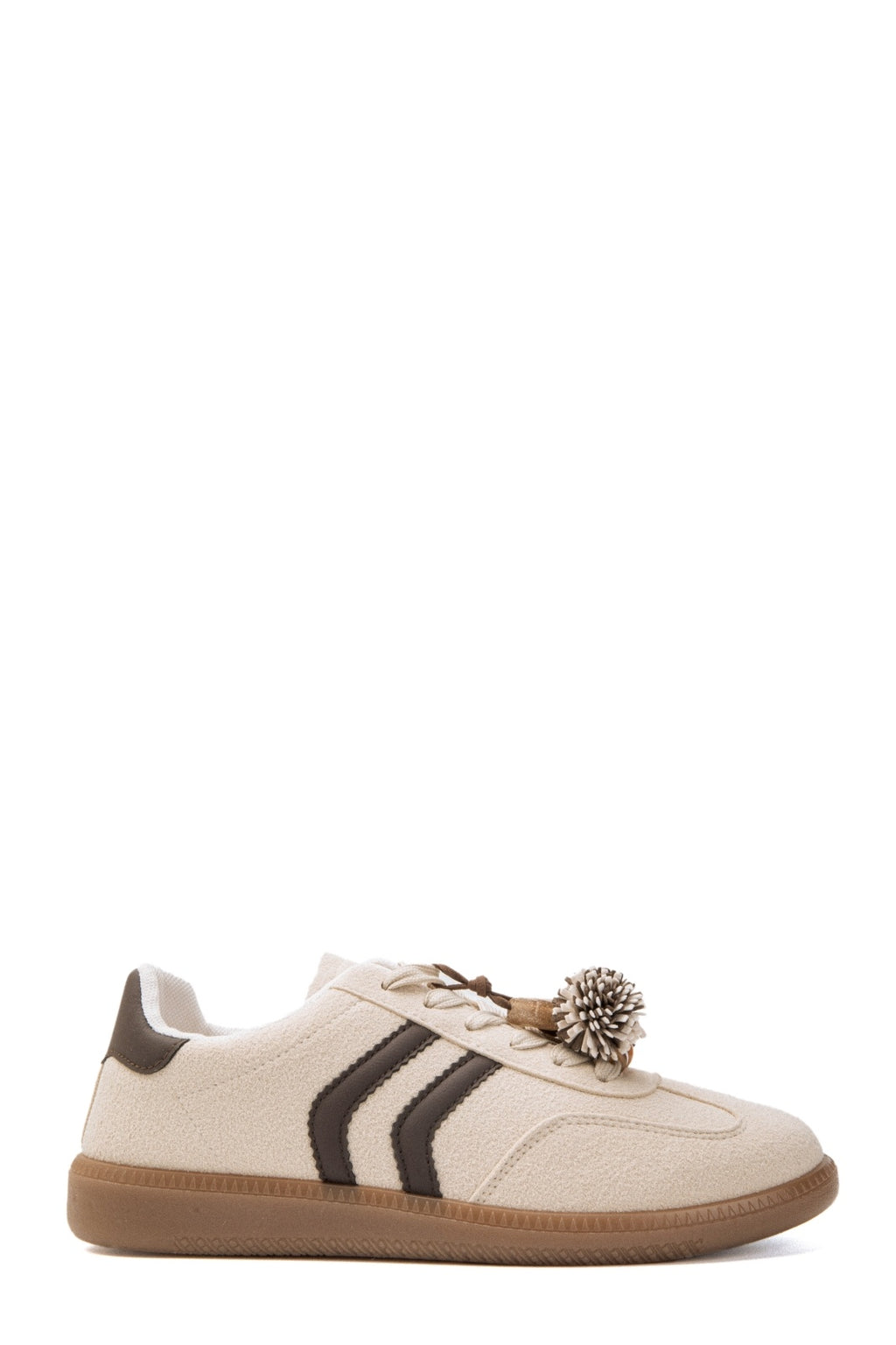 Zapatillas deportivas de mujer estilo retro en ante color crema con franjas marrón chocolate, suela de goma caramelo y detalles de flores 3D.