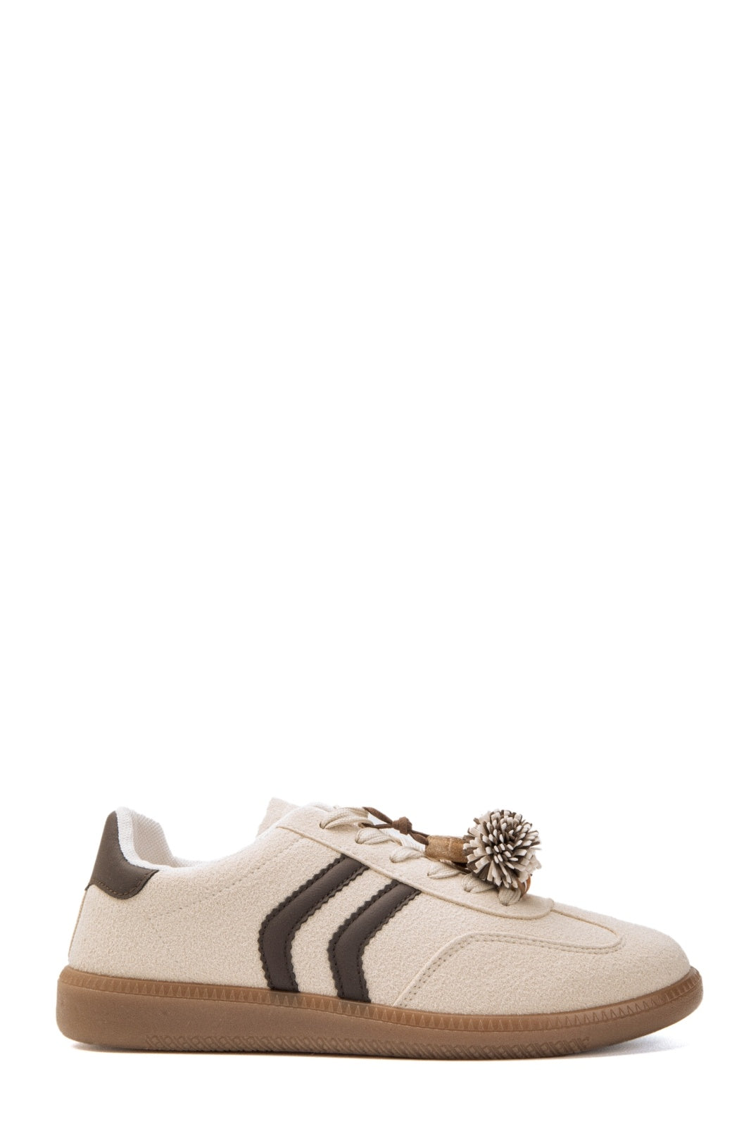 Zapatillas deportivas de mujer estilo retro en ante color crema con franjas marrón chocolate, suela de goma caramelo y detalles de flores 3D.