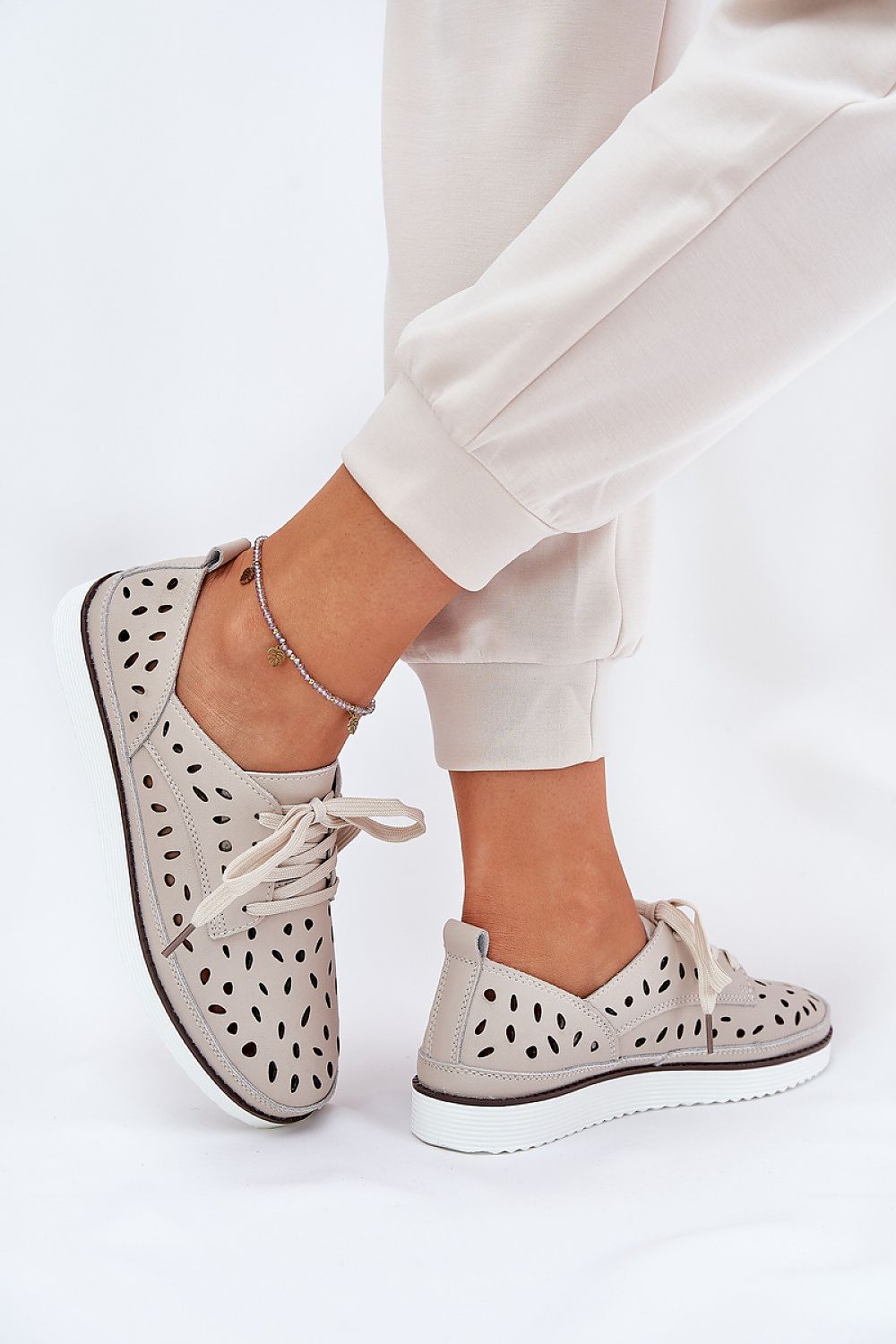  Zapatillas blancas de piel con cordones 