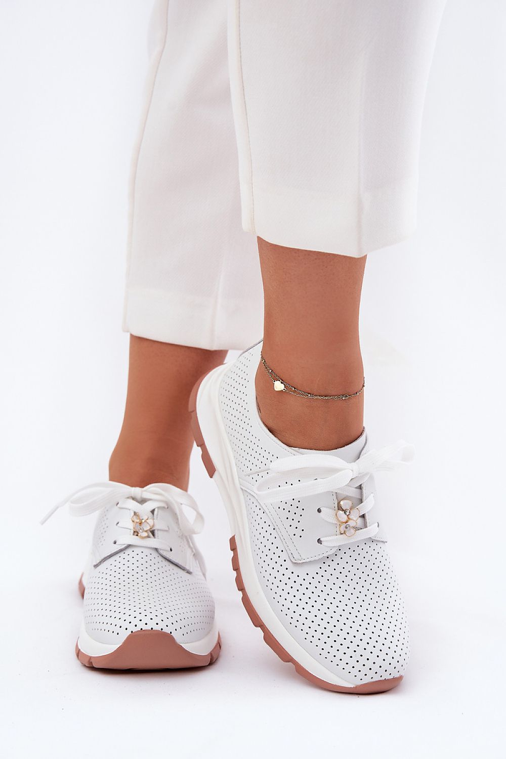 Zapatillas blancas con charm floral, vista frontal en conjunto