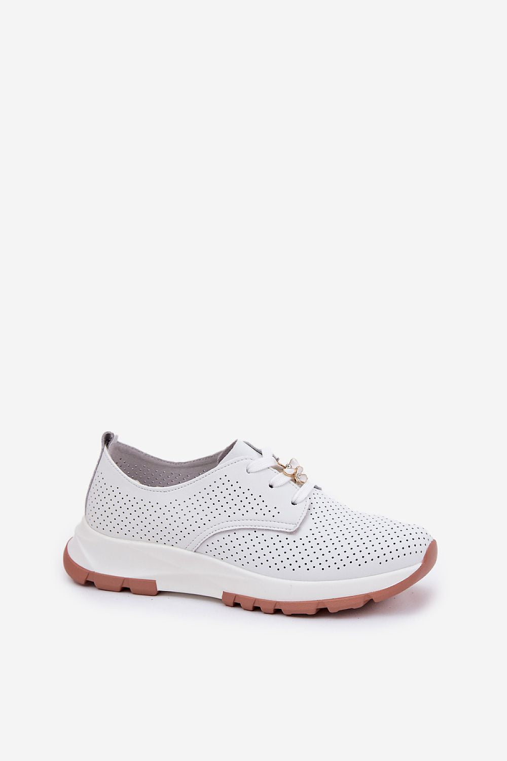 Zapatillas blancas de piel perforada con plataforma, vista lateral