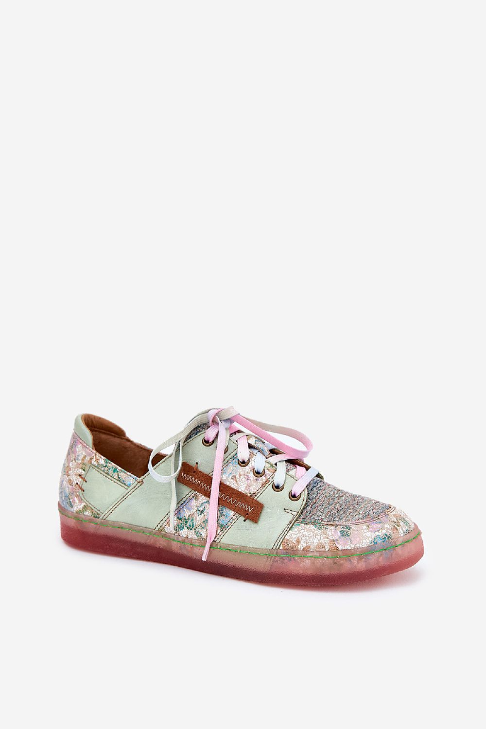 Vista lateral de zapatilla Maciejka de piel multicolor con detalles en tonos pastel y suela rosa translúcida.