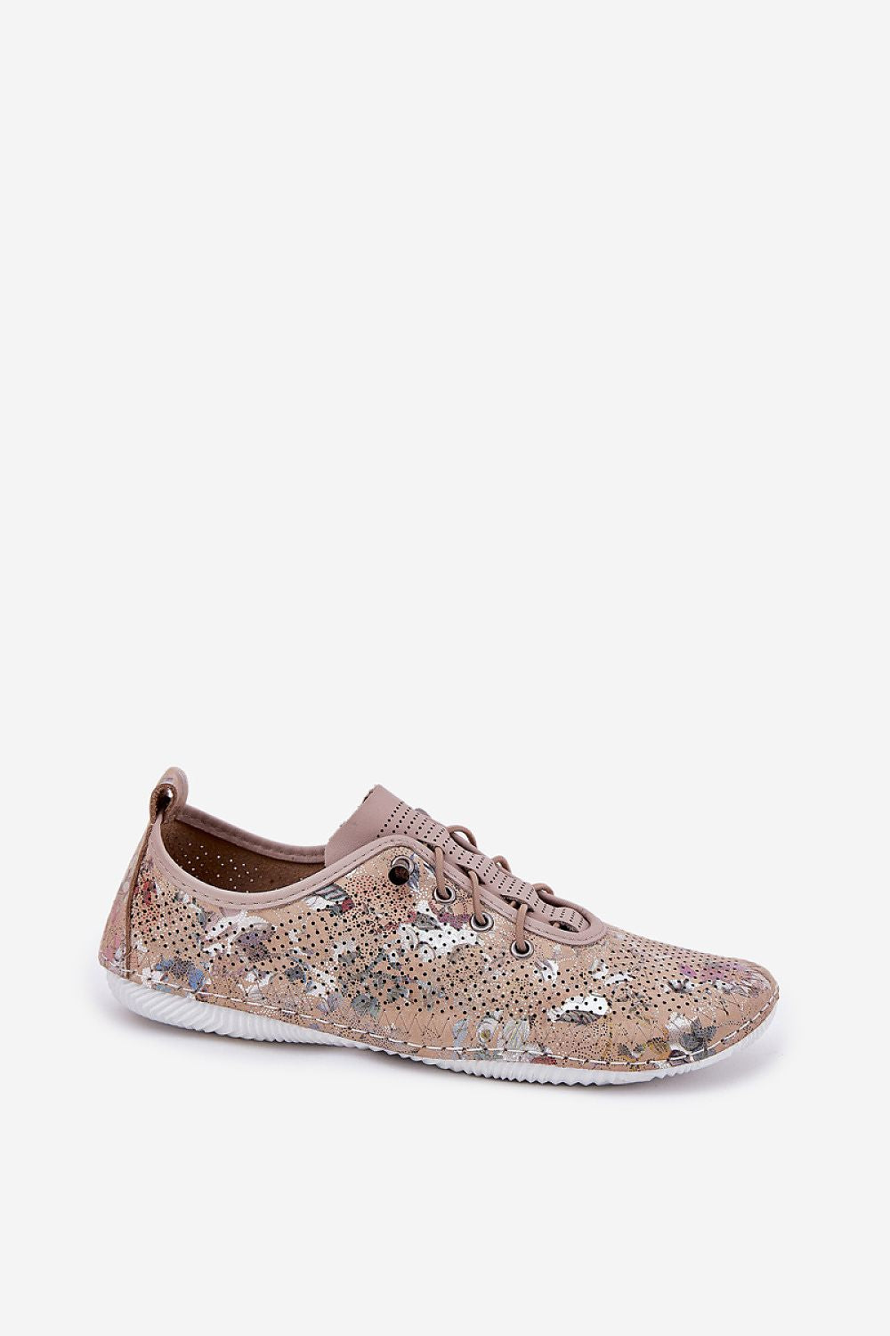 Detalle Zapatilla de piel en beige con estampado floral y elásticos simulando cordones.