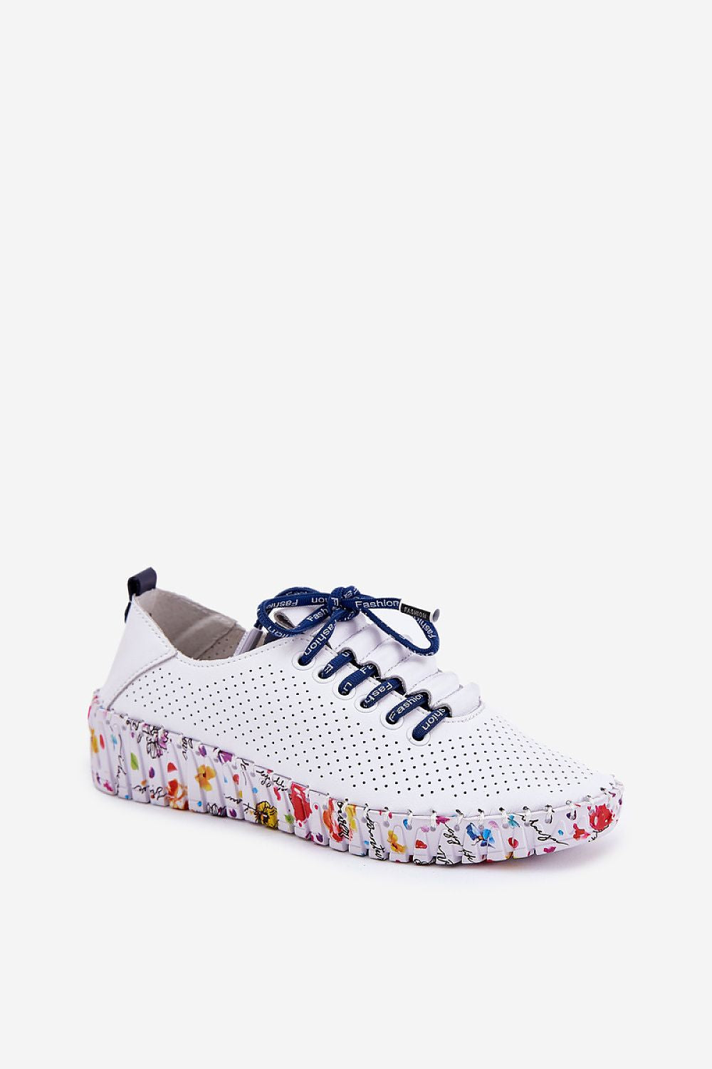 Vista lateral de las zapatillas blancas con plataforma floral y cordones azul marino