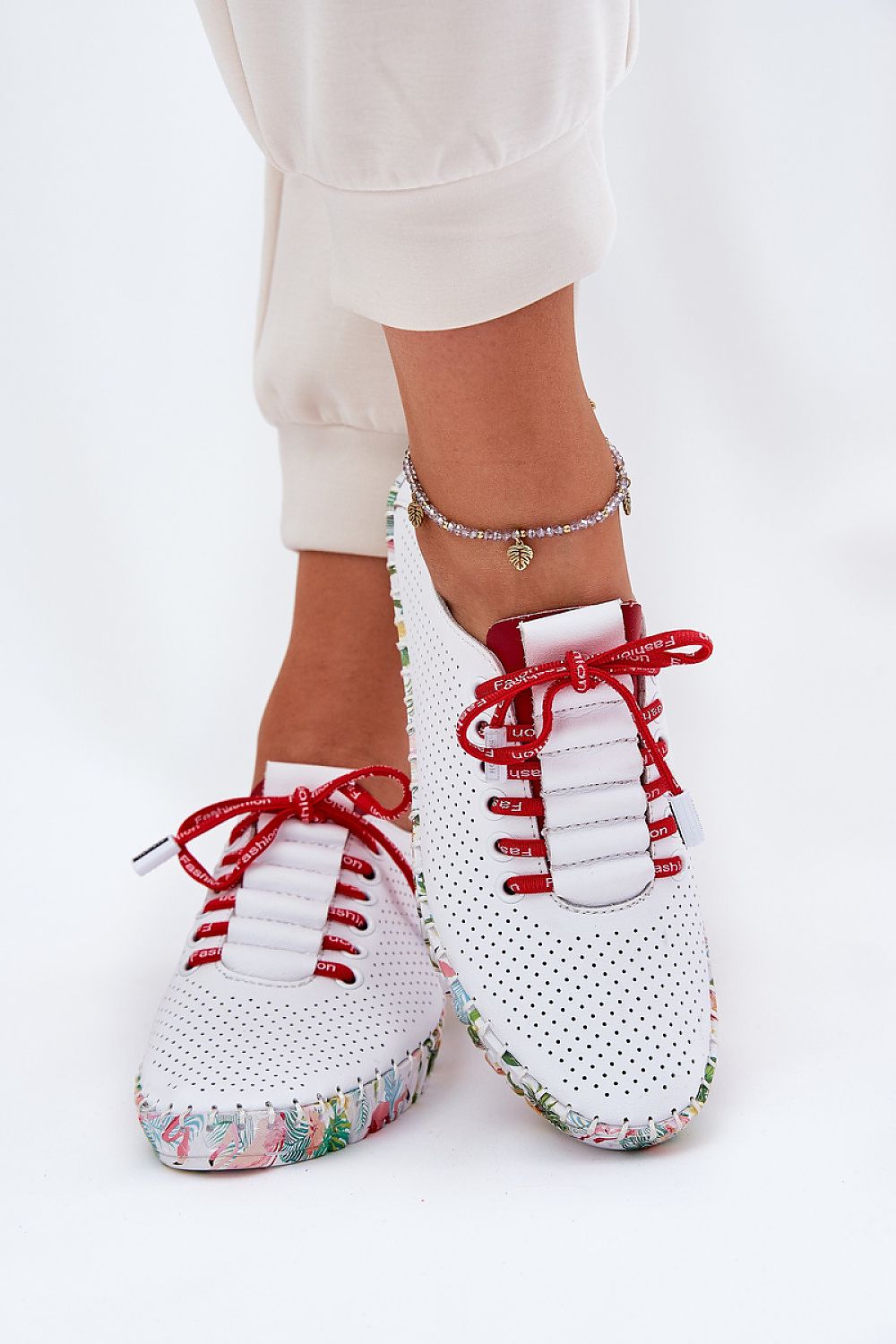 Outfit casual con joggers claros y zapatillas blancas con detalles en rojo