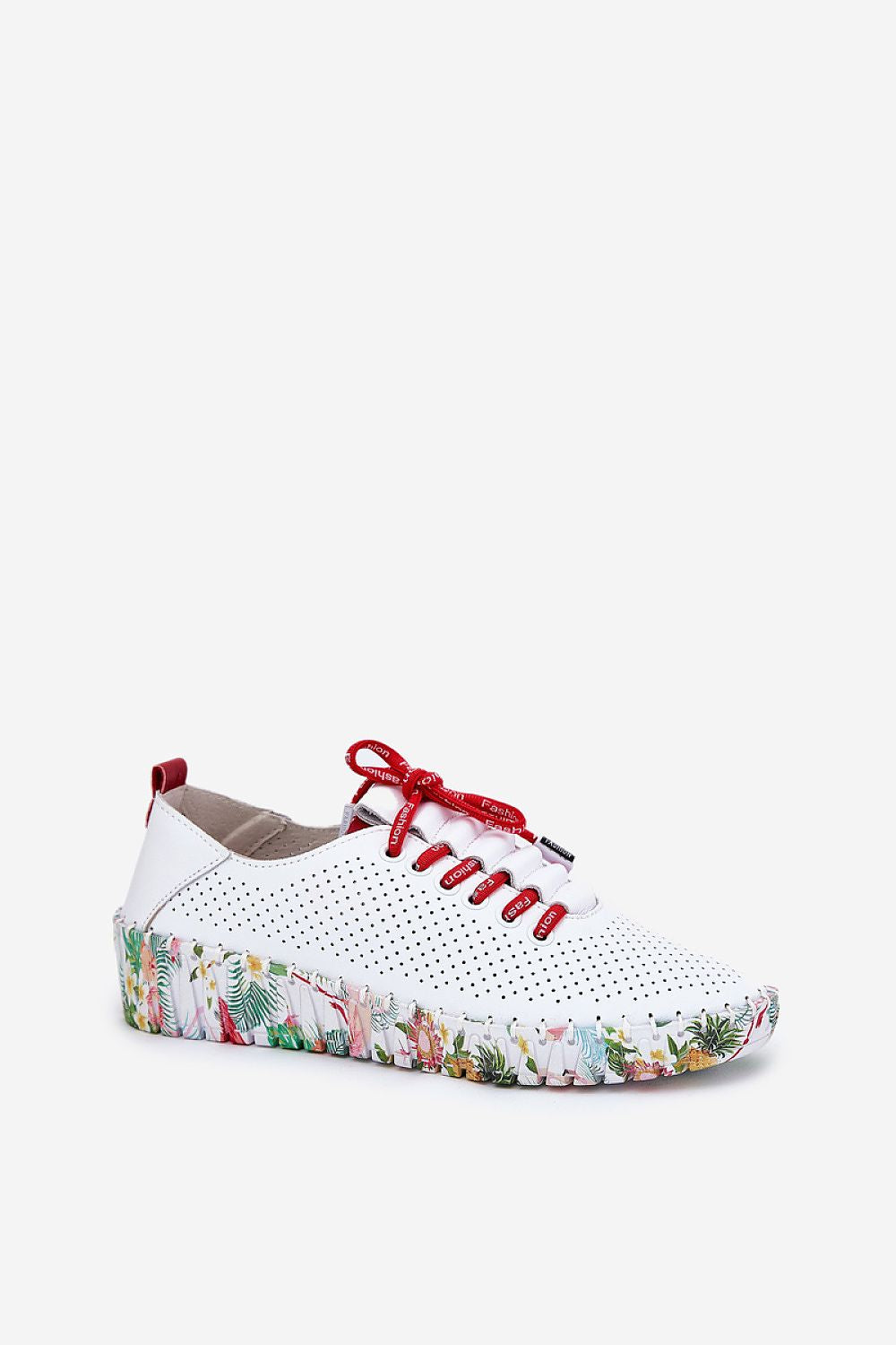 Vista lateral de las zapatillas blancas de piel con plataforma estampada y cordones rojos