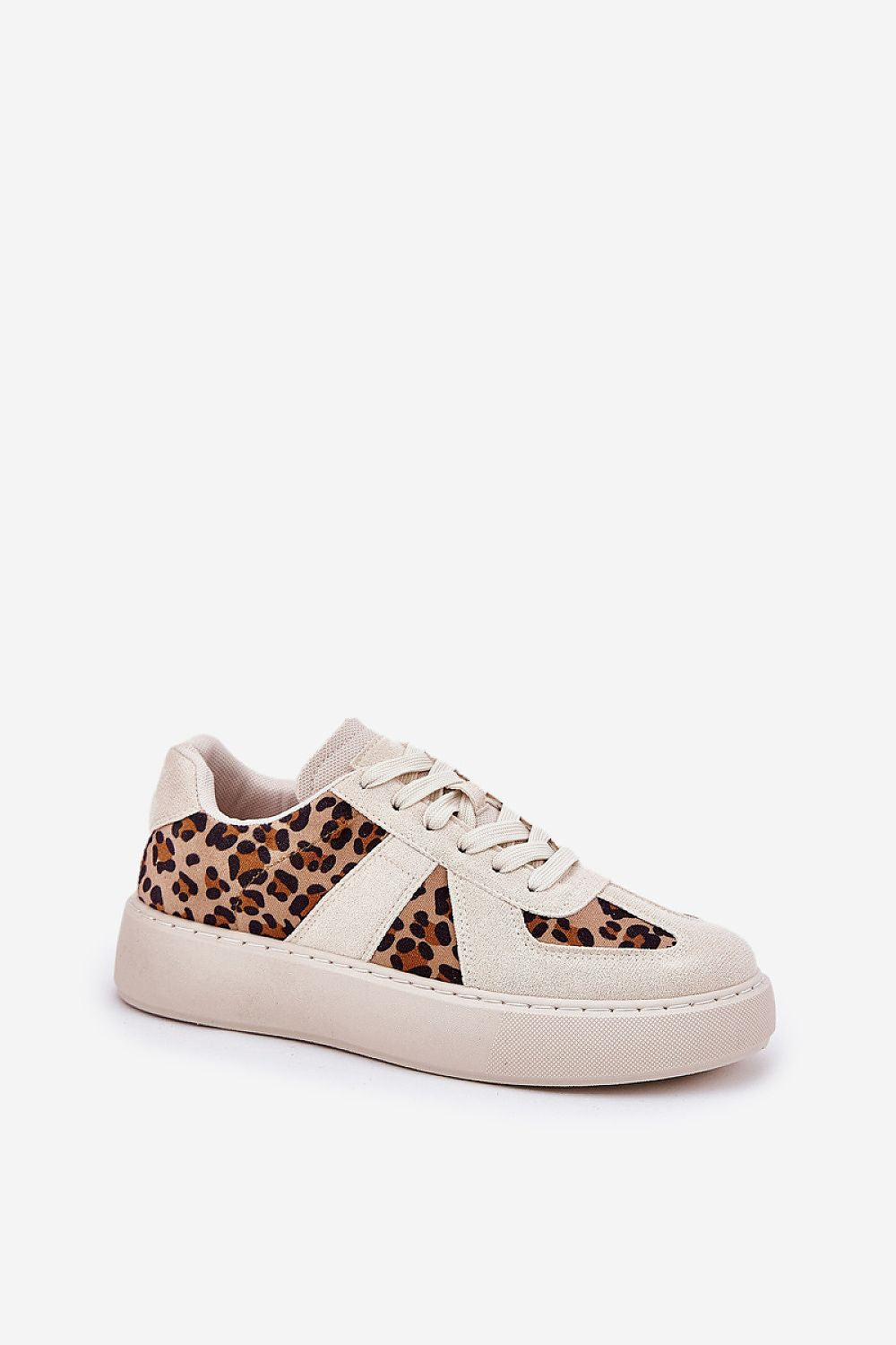Zapatillas beige de mujer con detalles de leopardo y plantilla de espuma para mayor confort.