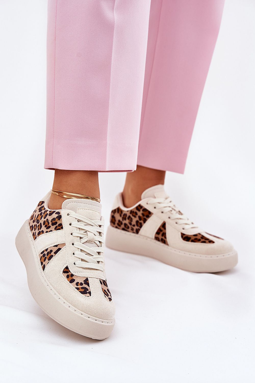Zapatillas beige de mujer con detalles de leopardo y plantilla de espuma para mayor confort. 