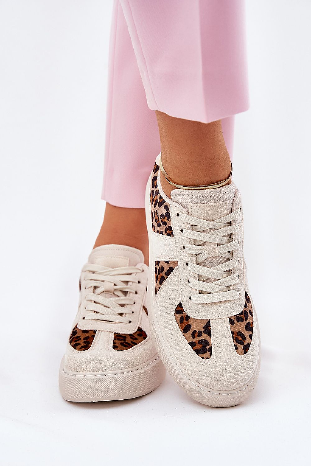 Zapatillas beige de mujer con detalles de leopardo y plantilla de espuma para mayor confort.