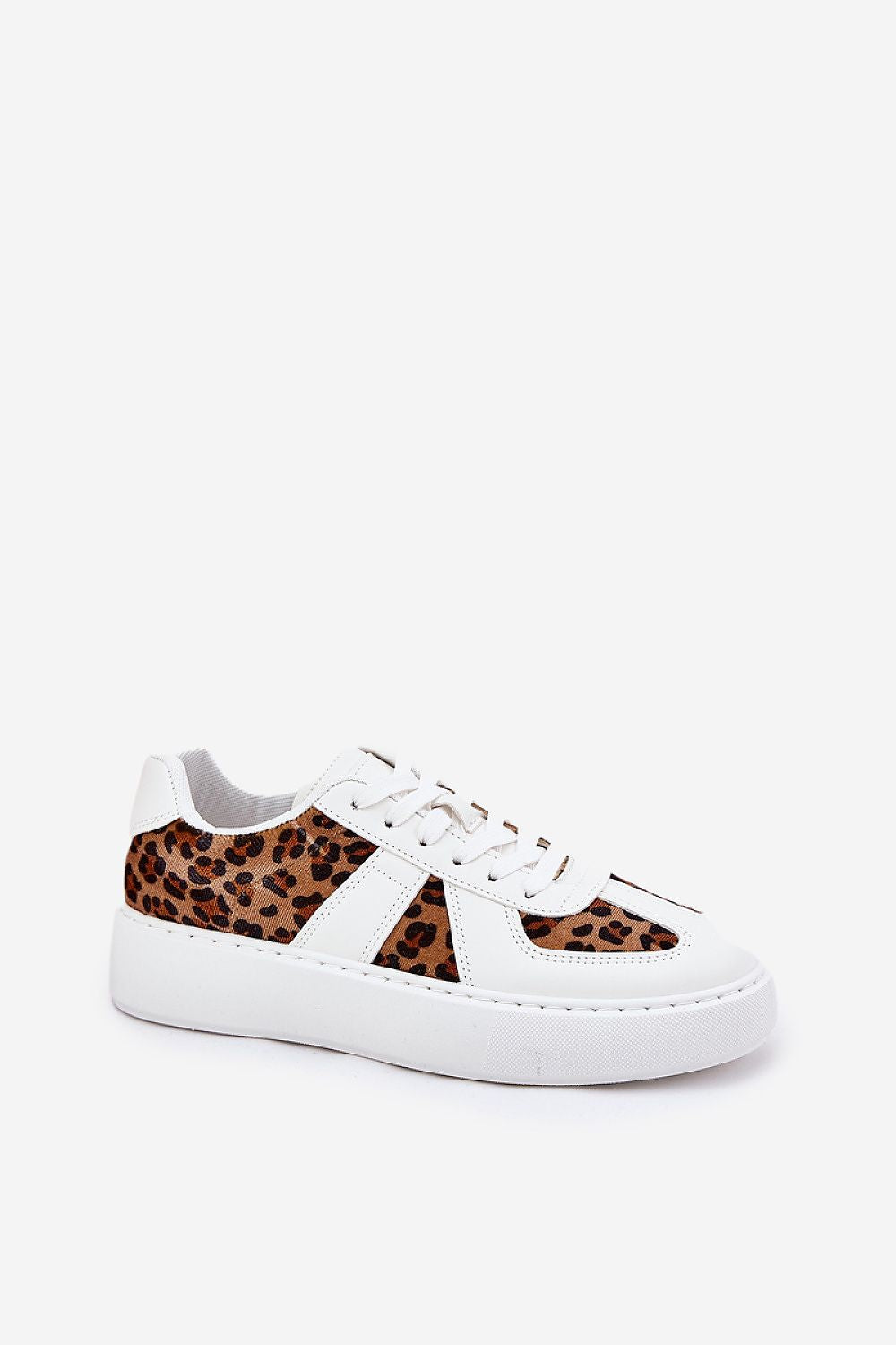 Zapatillas blancas de mujer con detalles leopardo, confeccionadas en eco-cuero y tela para comodidad diaria.