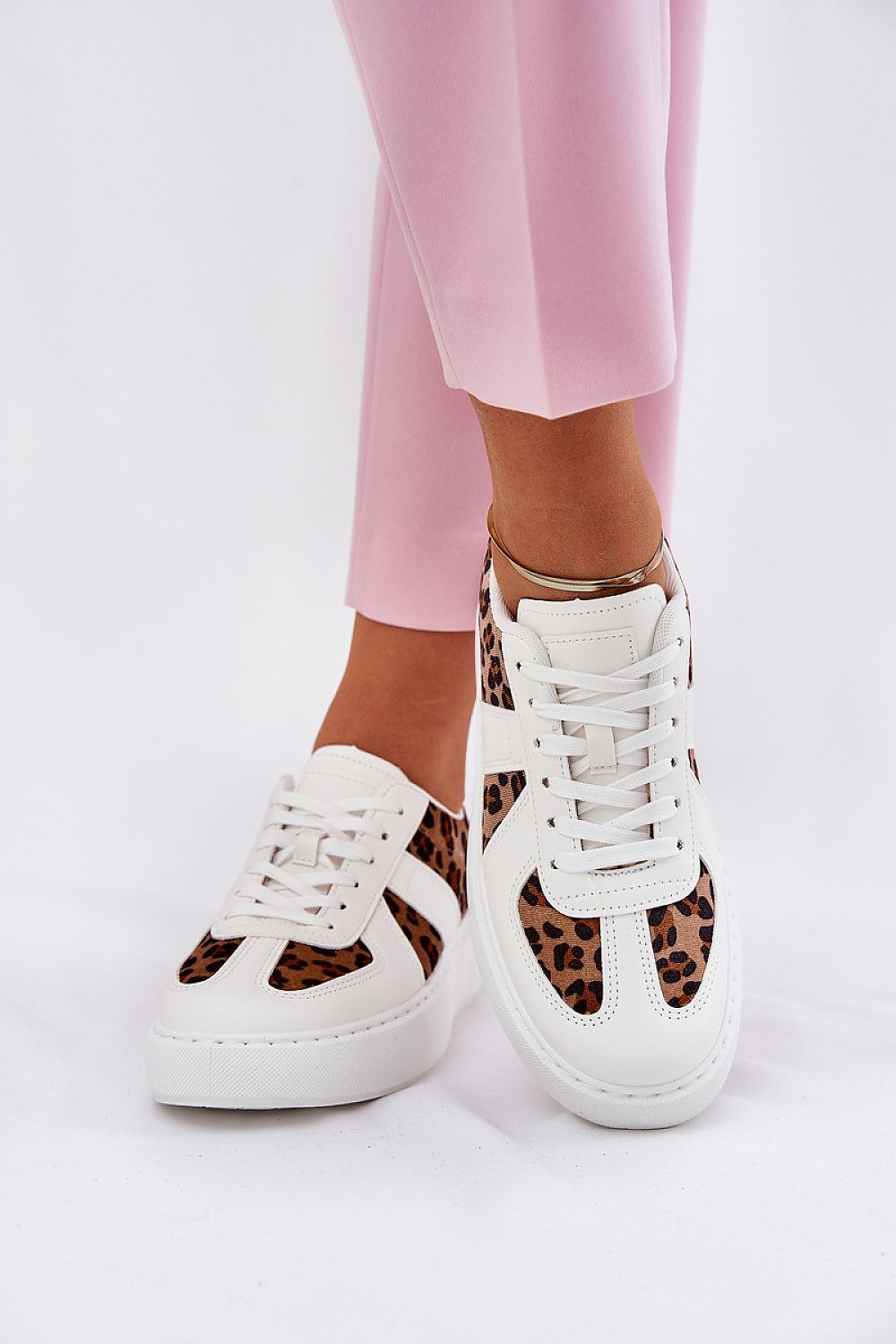 Zapatillas blancas de mujer con detalles leopardo, confeccionadas en eco-cuero y tela para comodidad diaria.