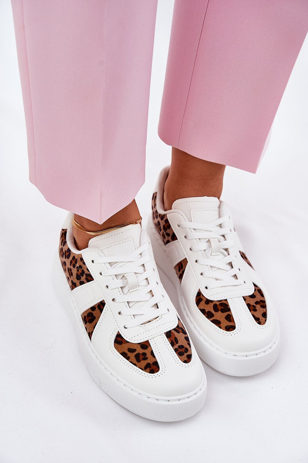Zapatillas blancas de mujer con detalles leopardo, confeccionadas en eco-cuero y tela para comodidad diaria.