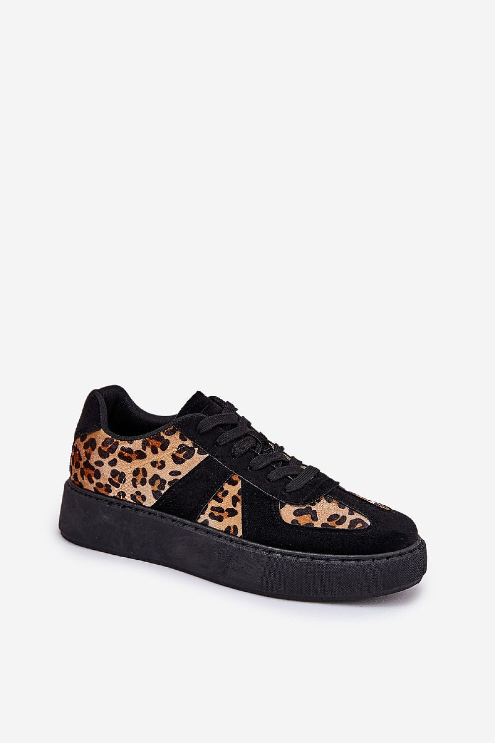 Zapatillas negras de mujer con detalles leopardo, ideales para looks cómodos y modernos.