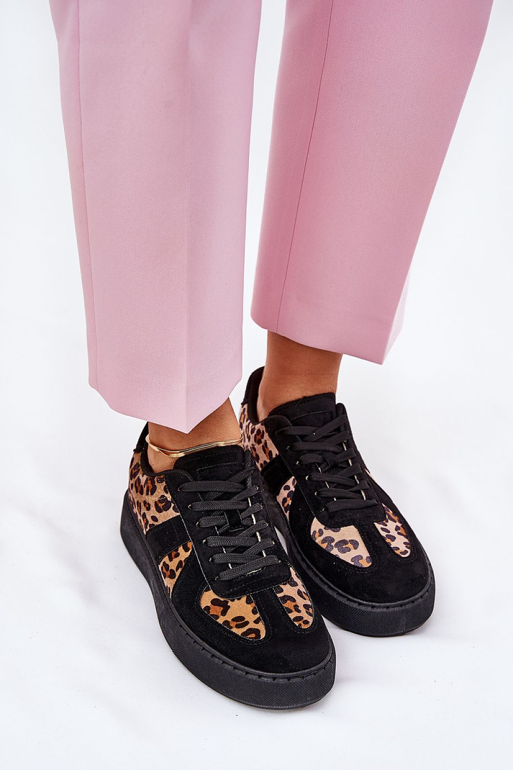 Zapatillas negras de mujer con detalles leopardo, ideales para looks cómodos y modernos. 