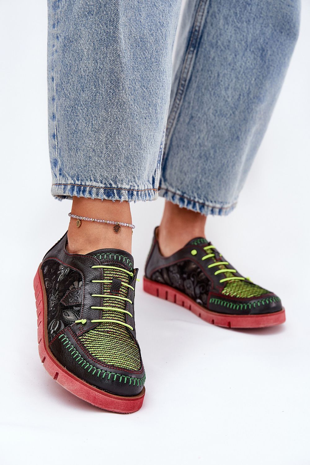 Zapatilla Maciejka negra y roja con detalles bordados florales vista lateral