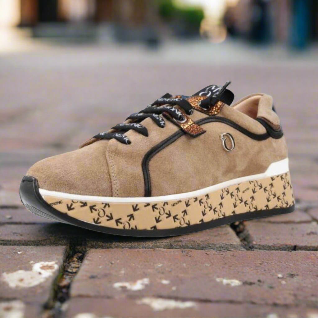 Zapatillas camel de piel con suela estampada y cordones reforzados.