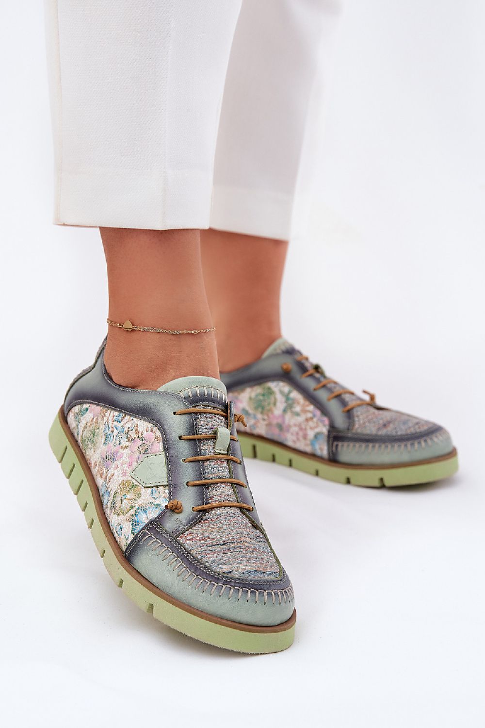 Zapatillas Maciejka verde pastel y florales en conjunto sobre pantalón blanco