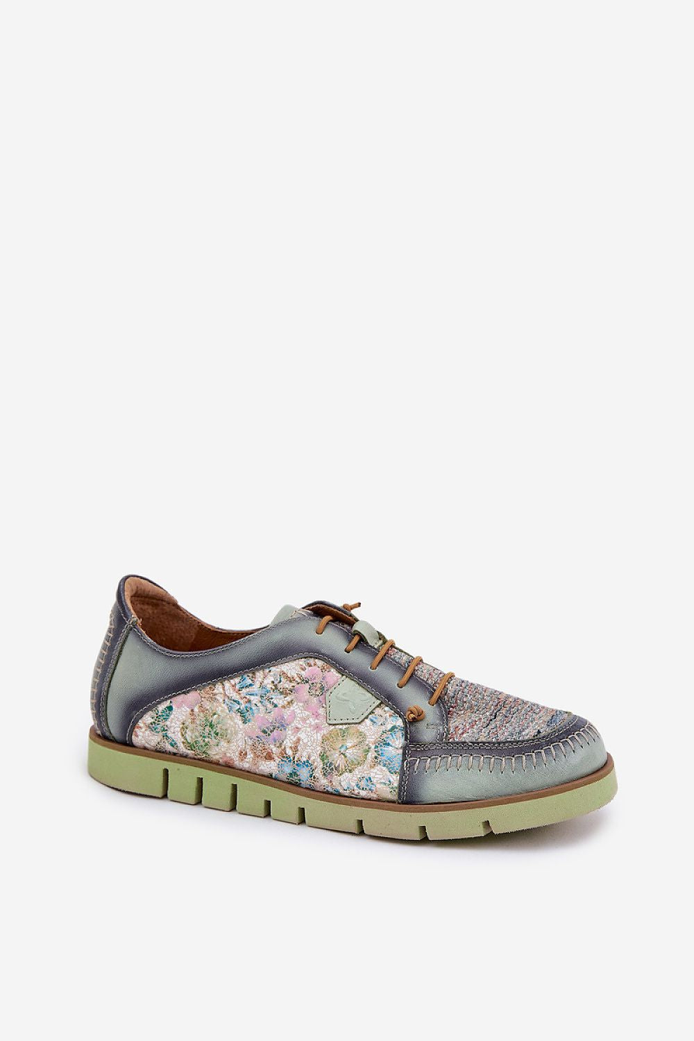 Zapatilla Maciejka floral y verde vista lateral sobre fondo blanco